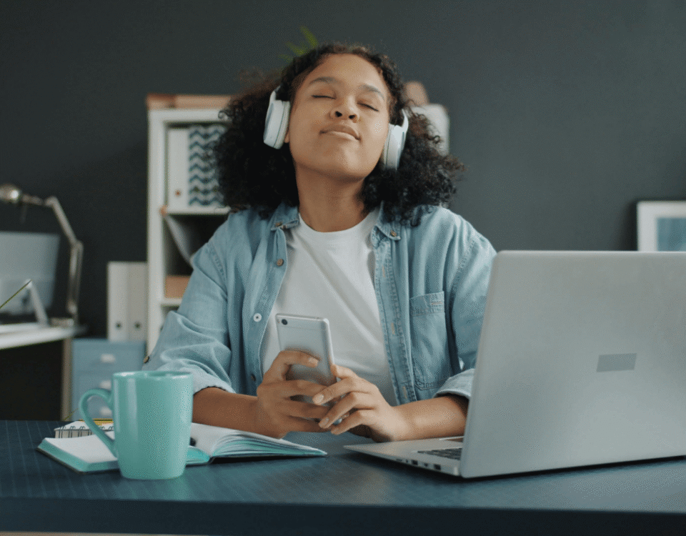 Barulho de café, chuva, ruído branco ou música? Veja quais sons para concentrar têm apoio em pesquisa, qual volume usar e o que atrapalha o foco.