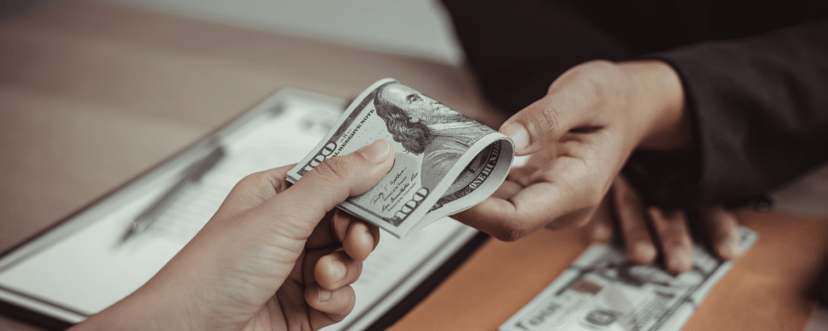 profissional em home office acompanhando a cotação para ganhar em dólar com mais previsibilidade