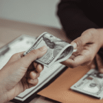 profissional em home office acompanhando a cotação para ganhar em dólar com mais previsibilidade