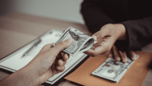profissional em home office acompanhando a cotação para ganhar em dólar com mais previsibilidade
