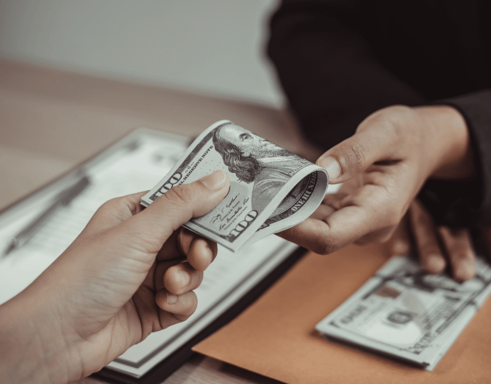 profissional em home office acompanhando a cotação para ganhar em dólar com mais previsibilidade