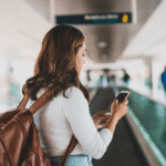 Holafly ou Airalo? Veja como funciona o chip internacional em eSIM, qual usar para trabalhar com o notebook e quando o roaming da operadora compensa.
