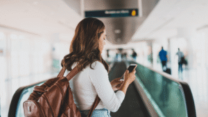 Holafly ou Airalo? Veja como funciona o chip internacional em eSIM, qual usar para trabalhar com o notebook e quando o roaming da operadora compensa.