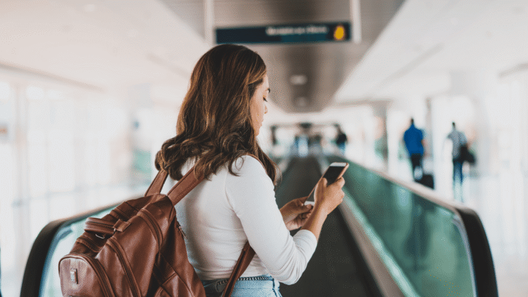 Holafly ou Airalo? Veja como funciona o chip internacional em eSIM, qual usar para trabalhar com o notebook e quando o roaming da operadora compensa.
