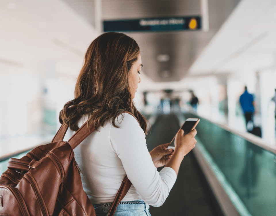 Holafly ou Airalo? Veja como funciona o chip internacional em eSIM, qual usar para trabalhar com o notebook e quando o roaming da operadora compensa.